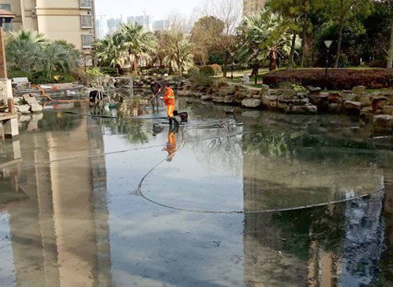 新蔡景观池淤泥清理