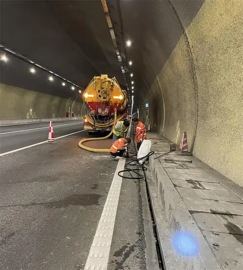 新蔡隧道排水渠清淤